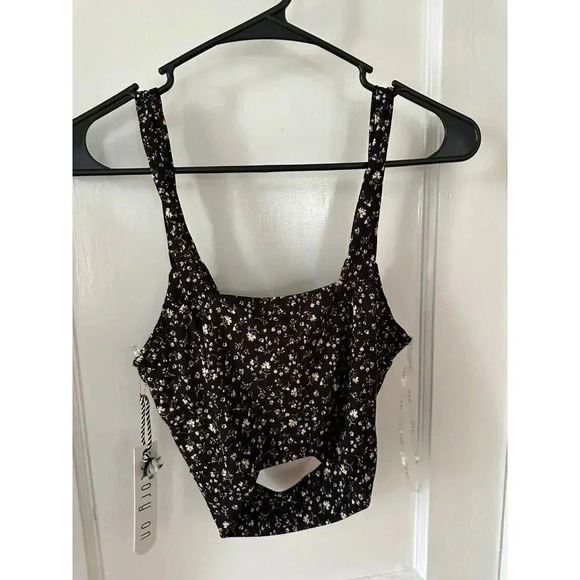 Story on Women’s size Medium Floral Tanktop - Picture 6 of 7